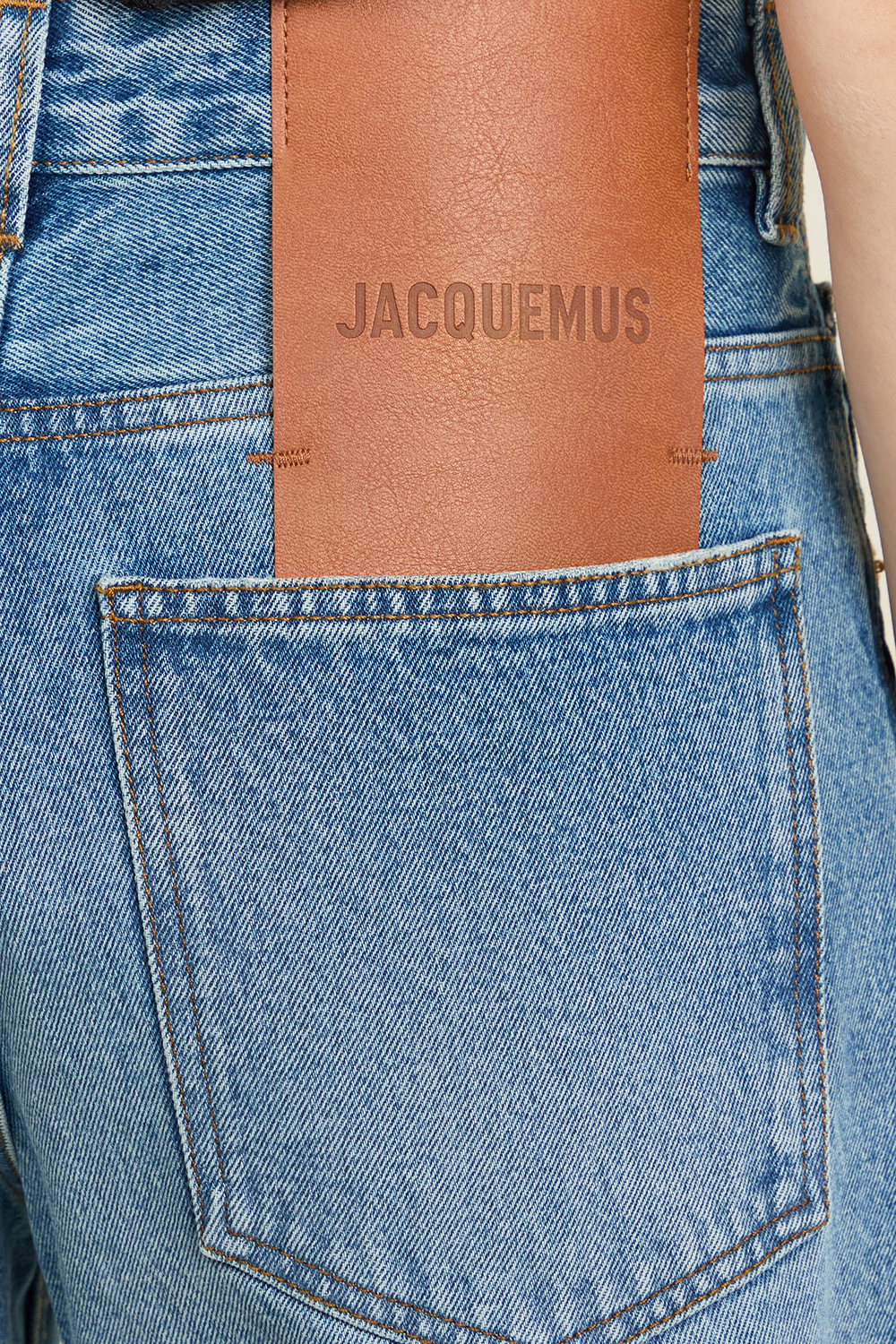 תמונת תקריב דוגמן של מכנסי ג'ינס אוברסייז JACQUEMUS