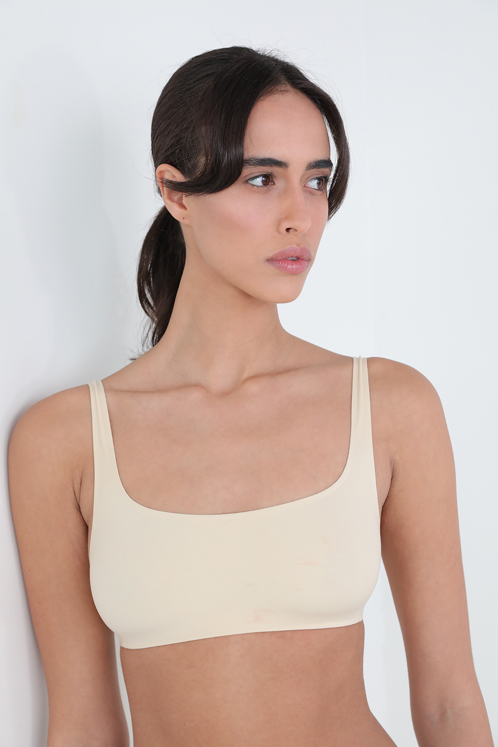 תמונת דוגמן קידמית של Wundermost Ultra-Soft Nulu Scoop Neck Brallette