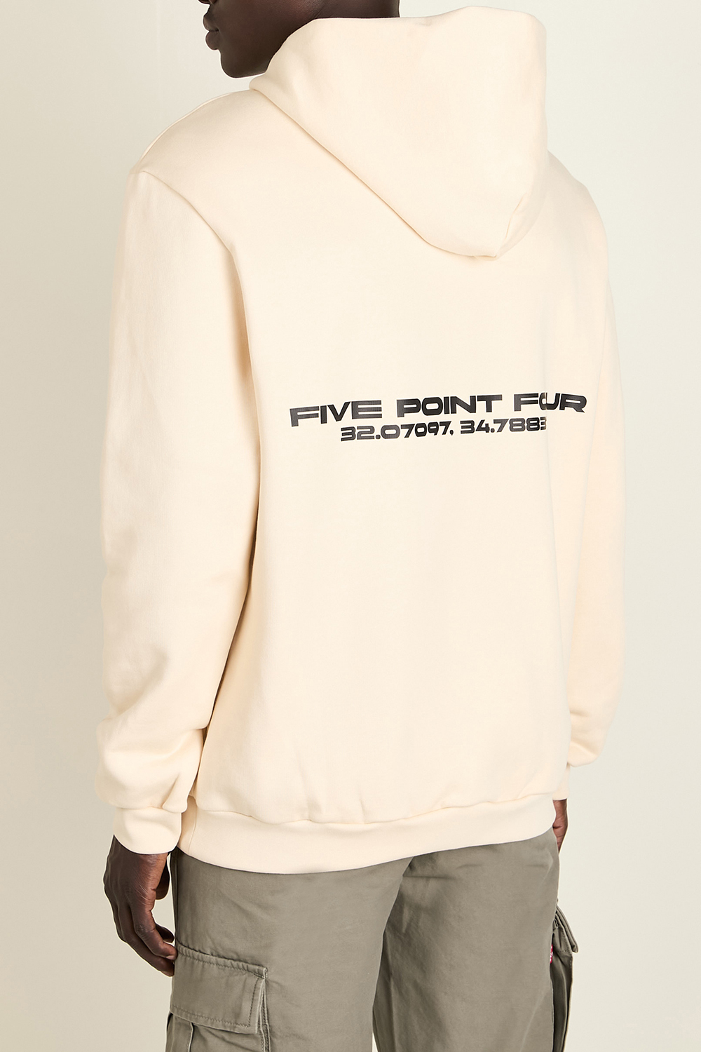תמונת תקריב דוגמן של סווטשירט קפוצ'ון FIVE POINT FOUR
