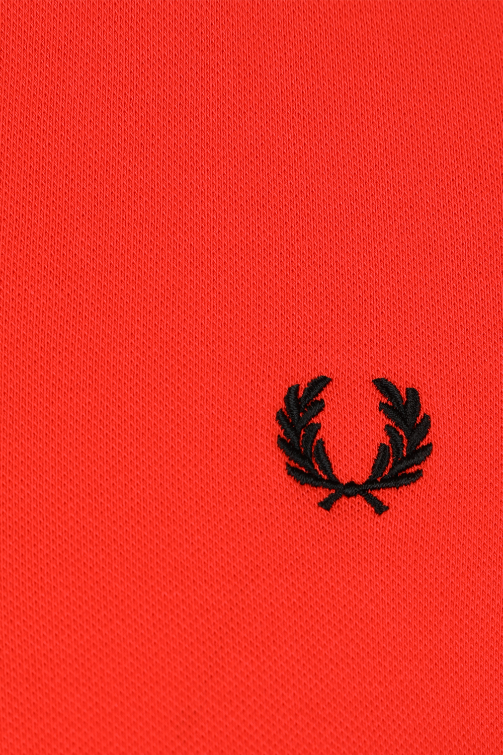 תמונה אחורית של חולצת פולו עם לוגו רקום FRED PERRY