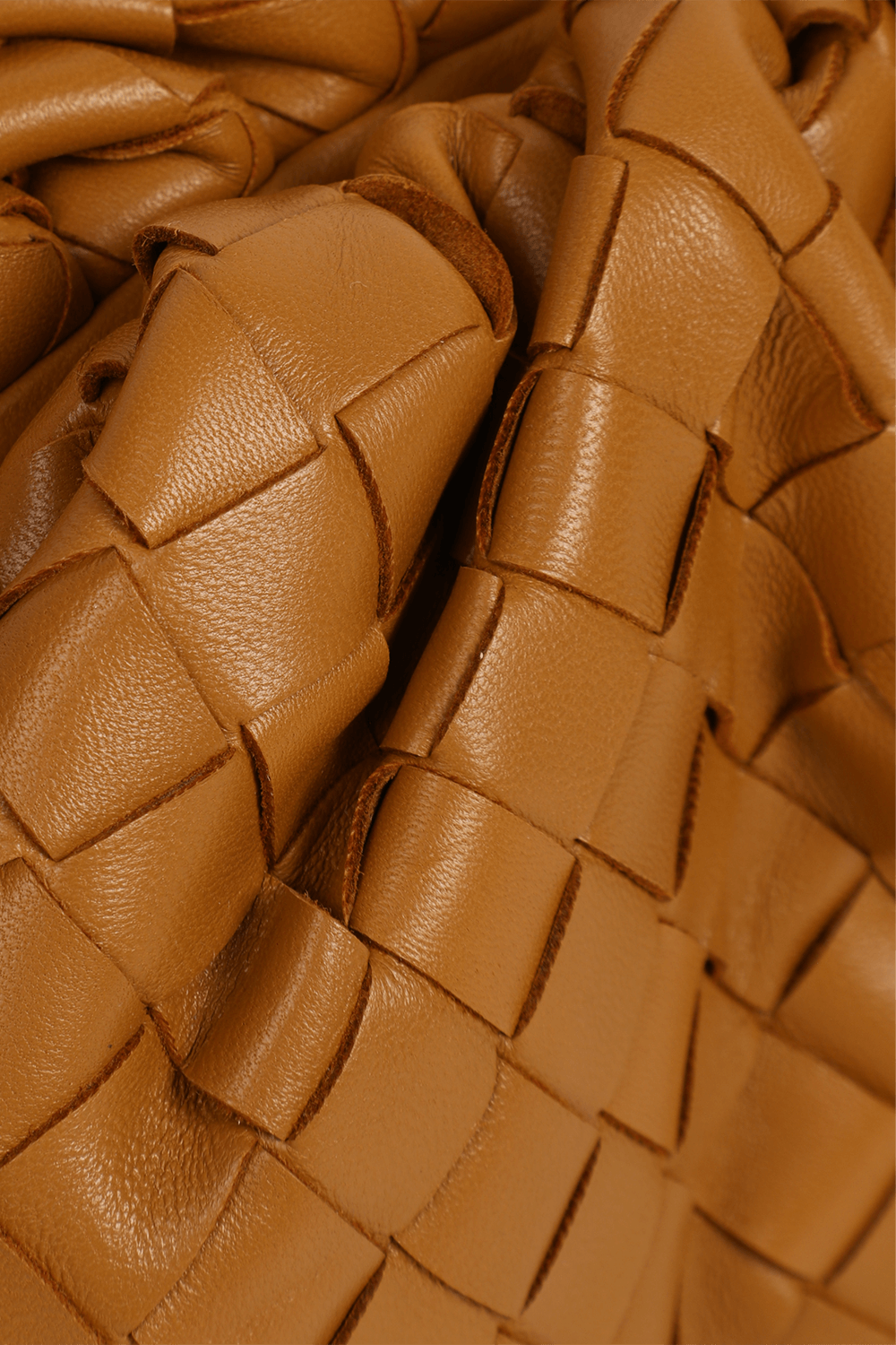 תמונת תקריב של תיק טין פאוץ' מעור קלוע BOTTEGA VENETA