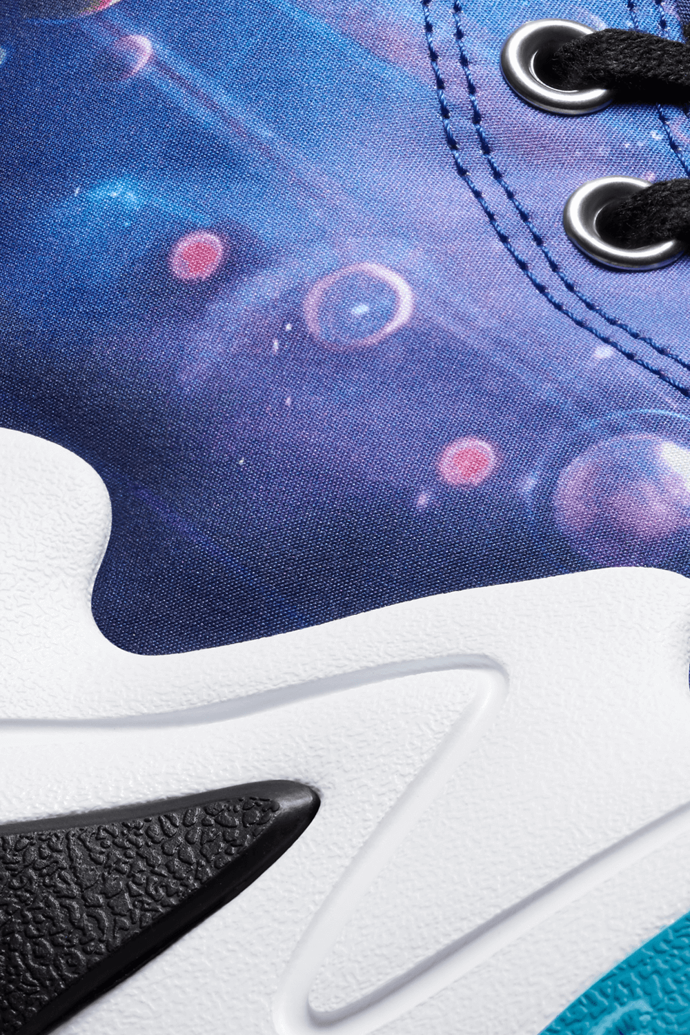 תמונת תקריב של Converse x Space Jam Run Star Motion in Multi CONVERSE