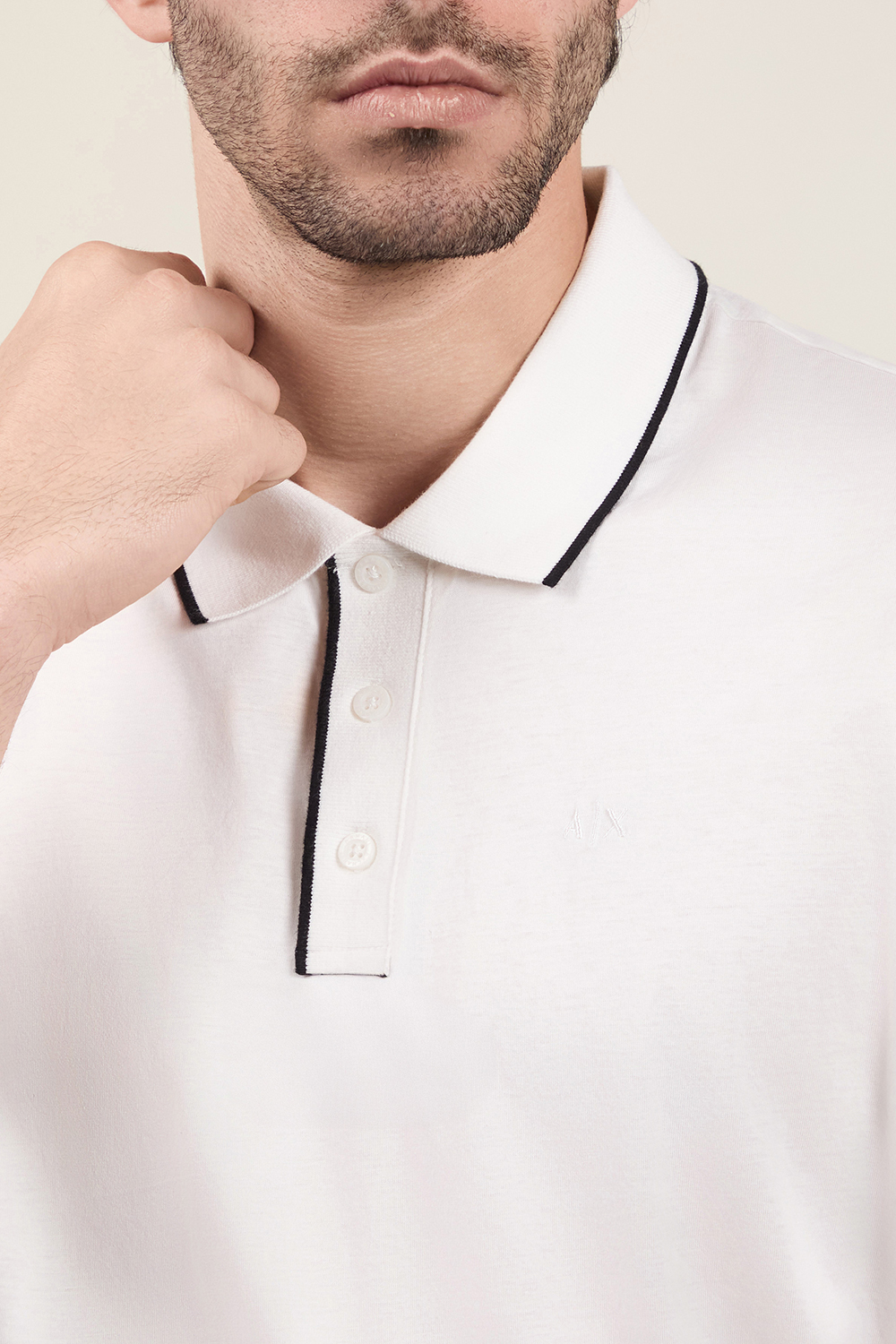 תמונת תקריב דוגמן של חולצת פולו ARMANI EXCHANGE
