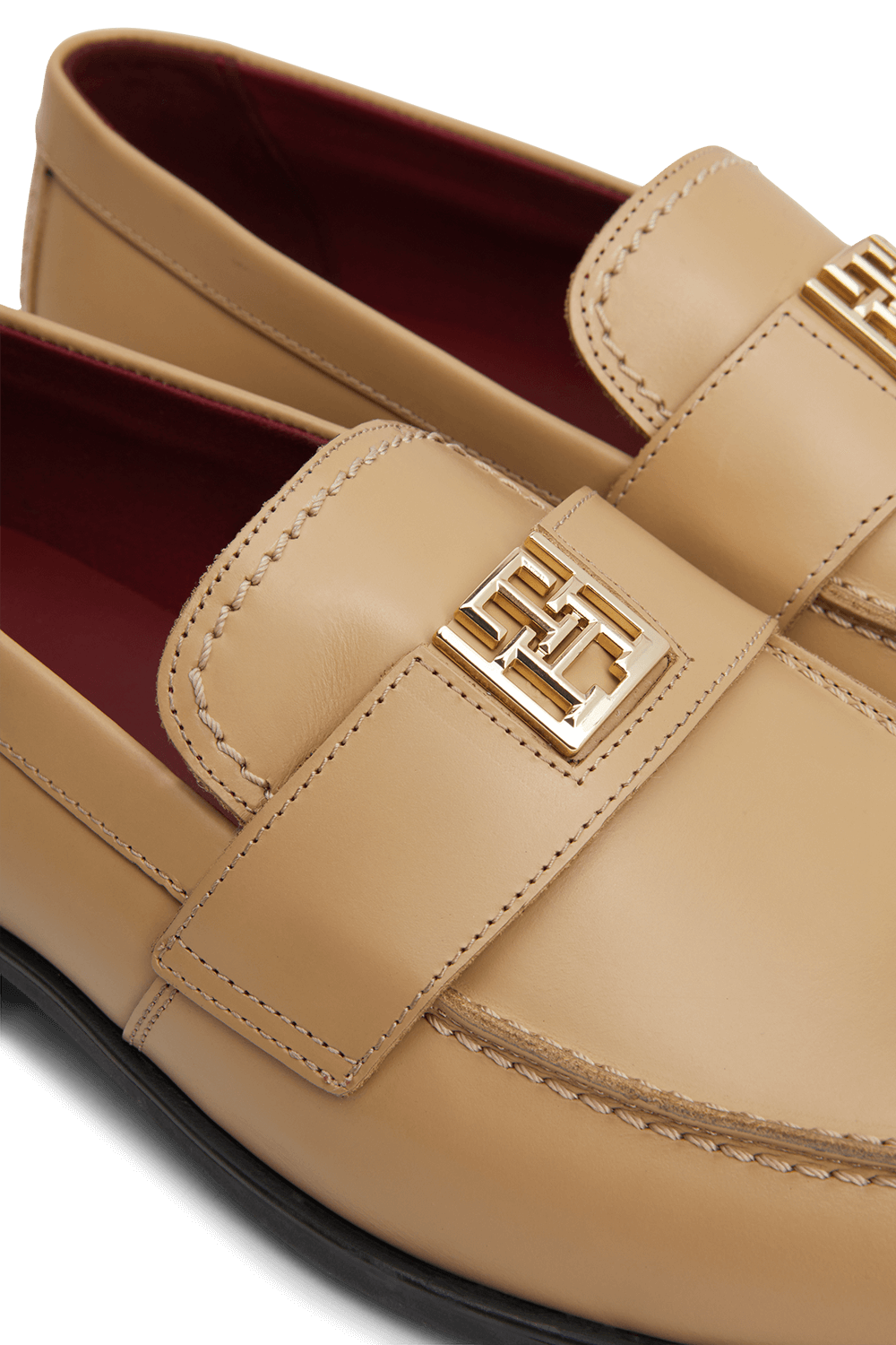 תמונת תקריב של נעלי מוקסינים TOMMY HILFIGER