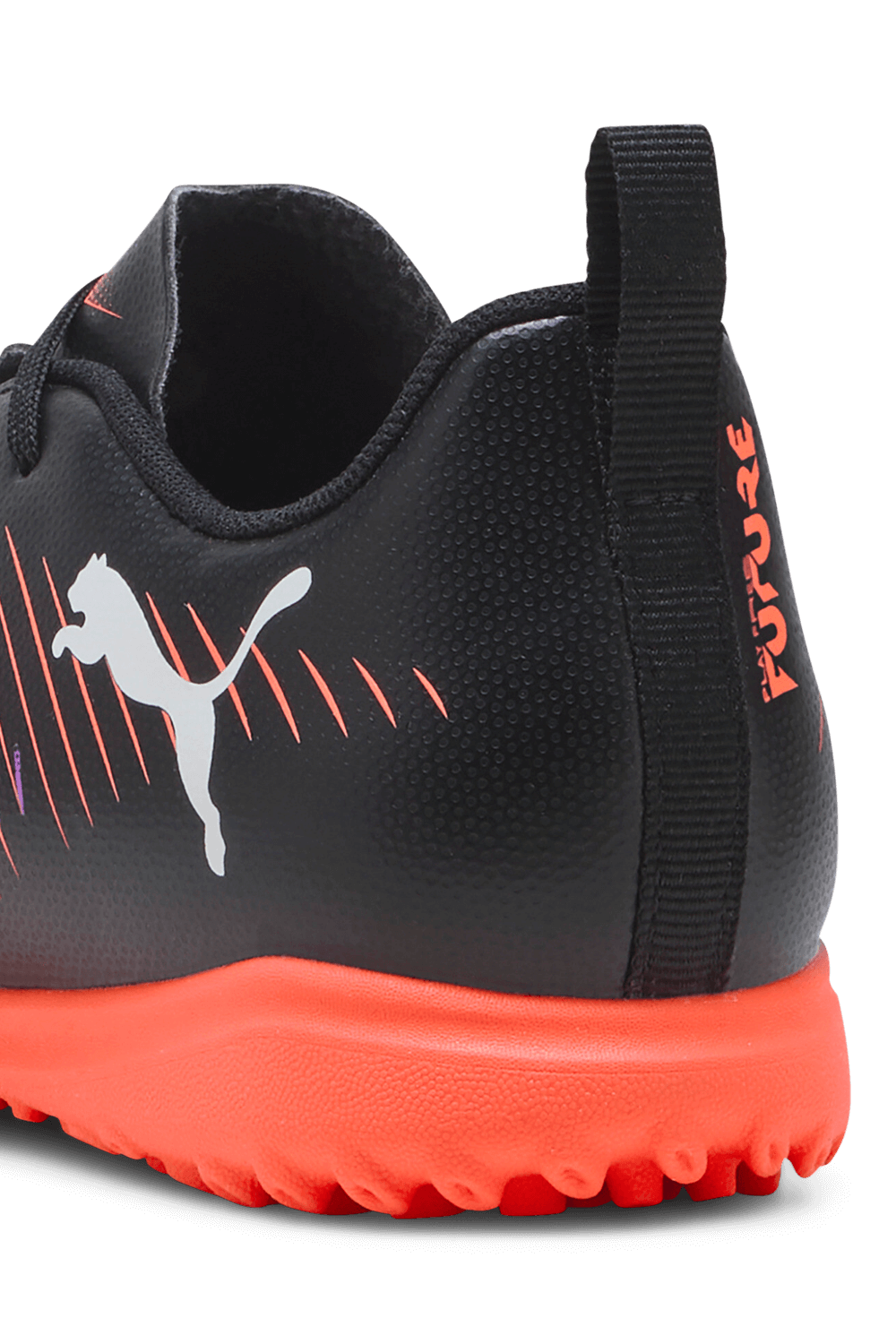 תמונת תקריב של נעלי כדורגל פיוצ'ר 8 PUMA KIDS