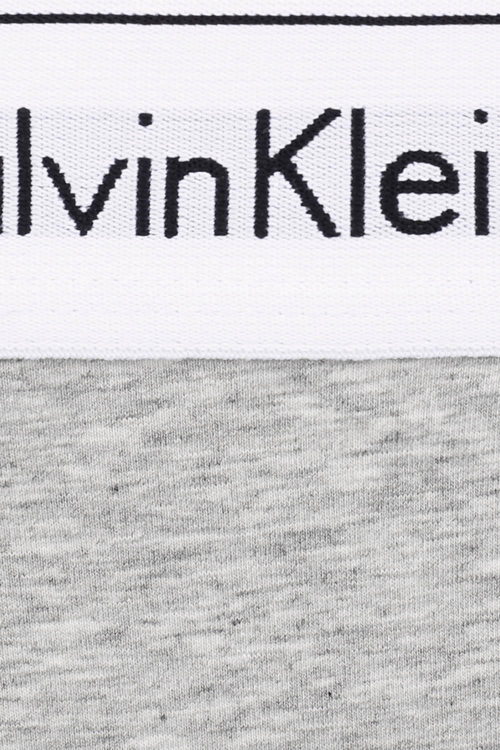 תמונה אחורית של תחתונים אפורים עם לוגוטייפ CALVIN KLEIN