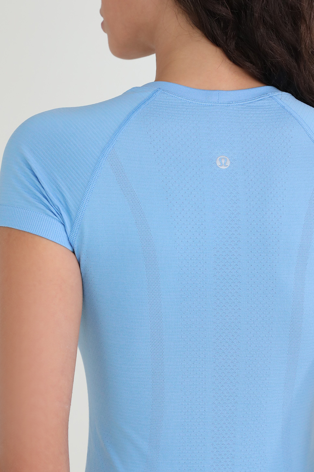 תמונת תקריב דוגמן של Swiftly Tech Short Sleeve 2.0
