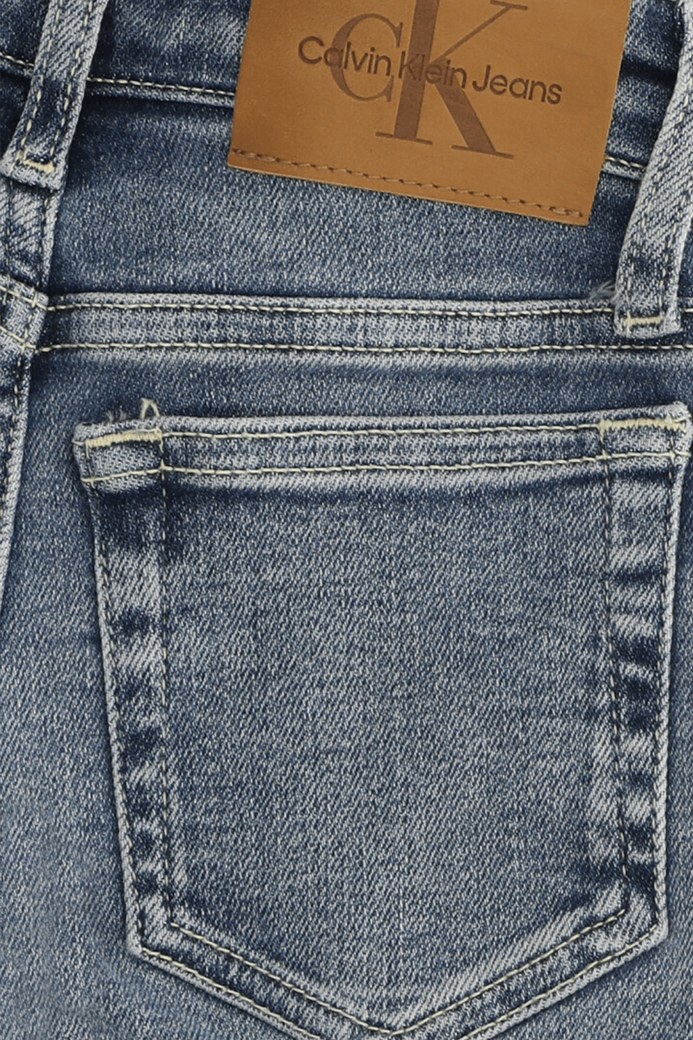 תמונה אחורית של מכנסי ג'ינס CALVIN KLEIN