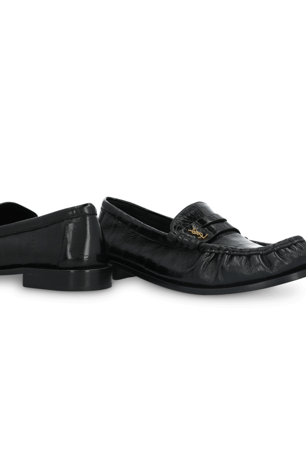 תמונת תקריב של נעלי מוקסינים מעור SAINT LAURENT