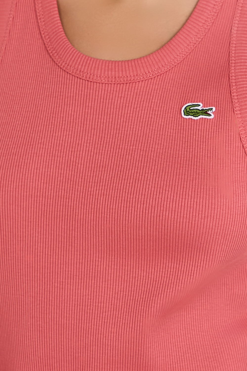 תמונת תקריב דוגמן של גופיית ריב LACOSTE