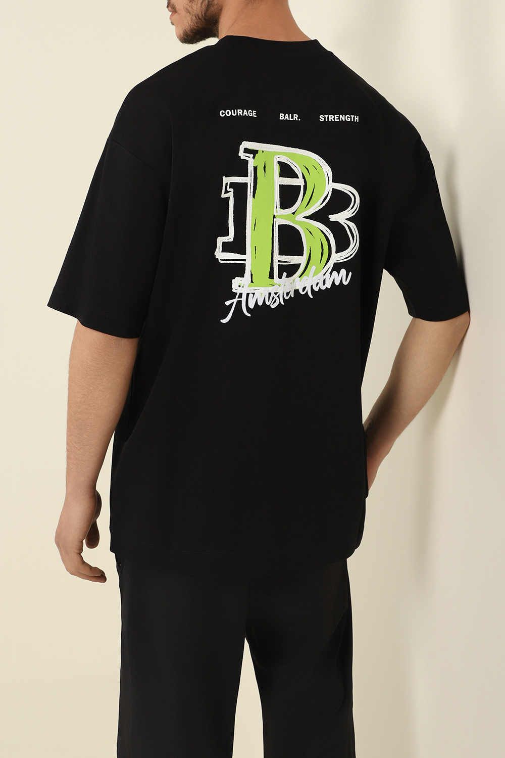 תמונת דוגמן אחורית של חולצת טי אוברסייז BALR