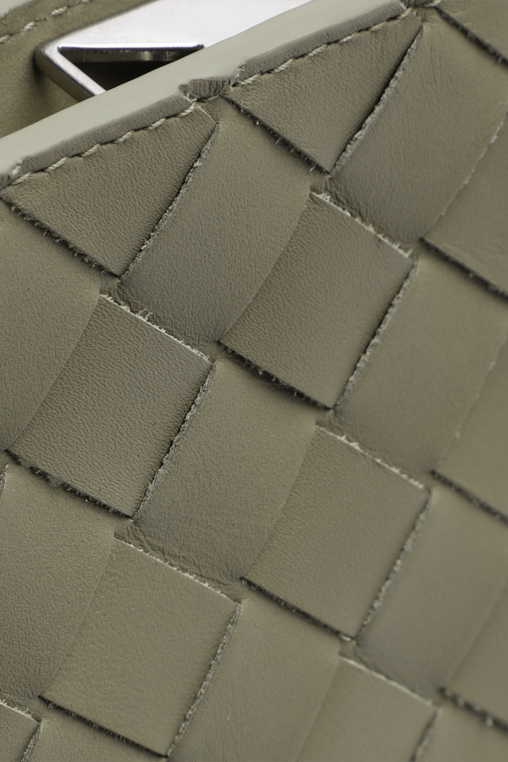 תמונת תקריב של תיק פאוץ' שתי וערב BOTTEGA VENETA
