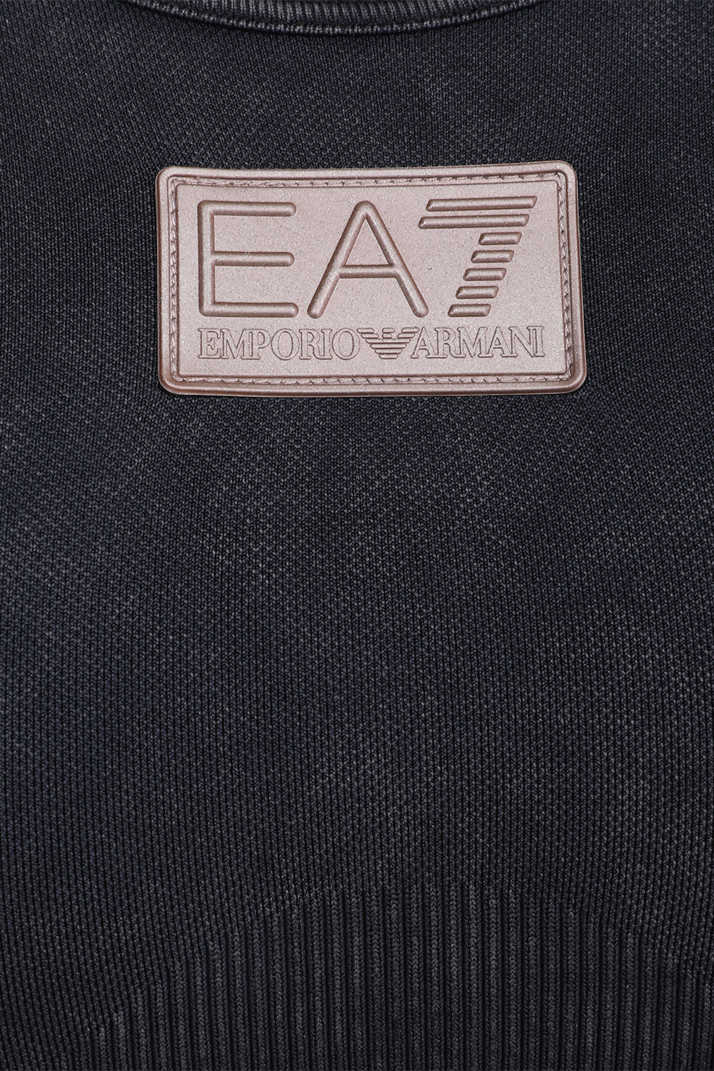 תמונת תקריב של חזיית ספורט EA7