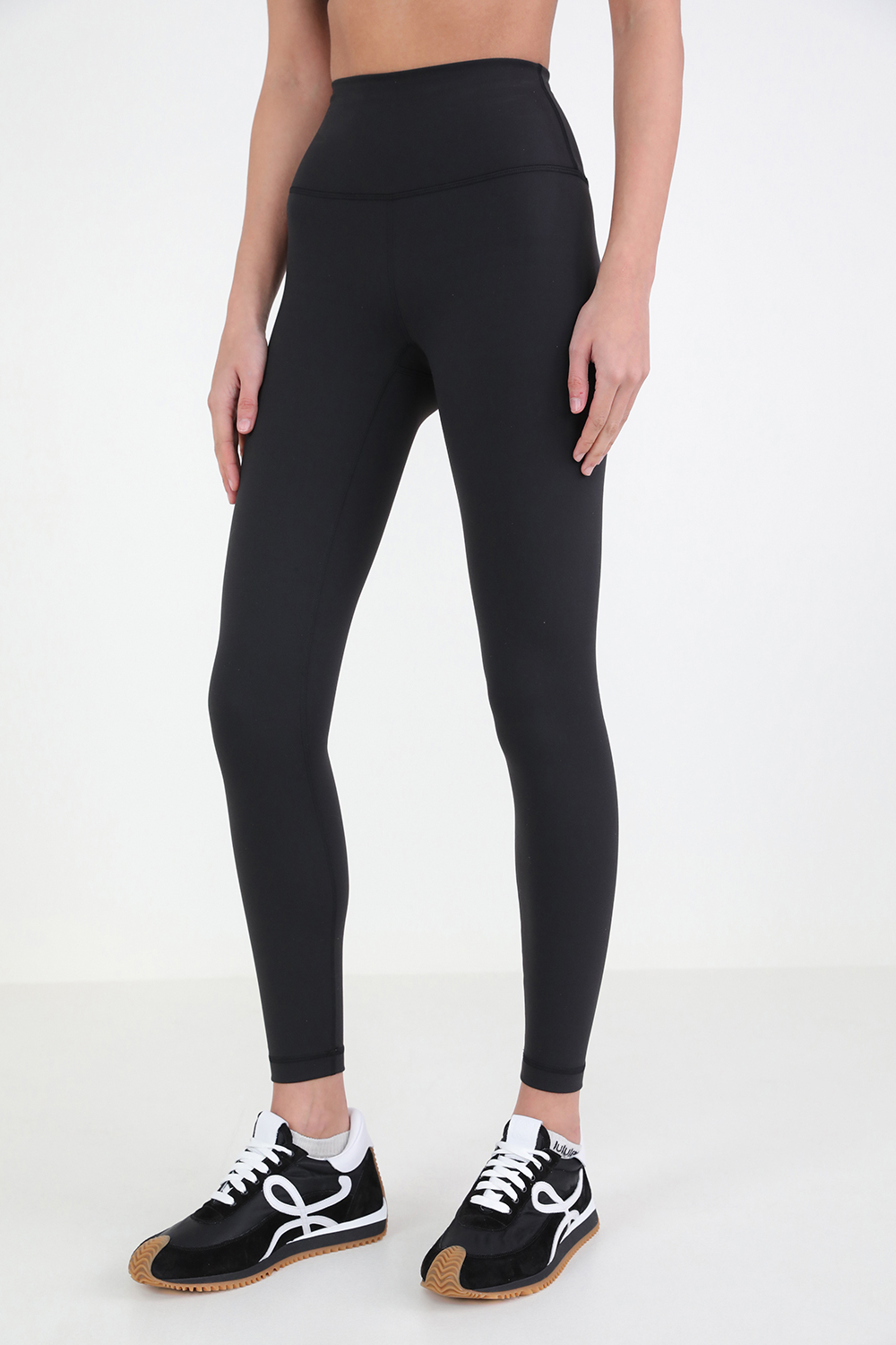תמונת דוגמן קידמית של Wunder Train Contour Fit High-Rise Tight 25 LULULEMON