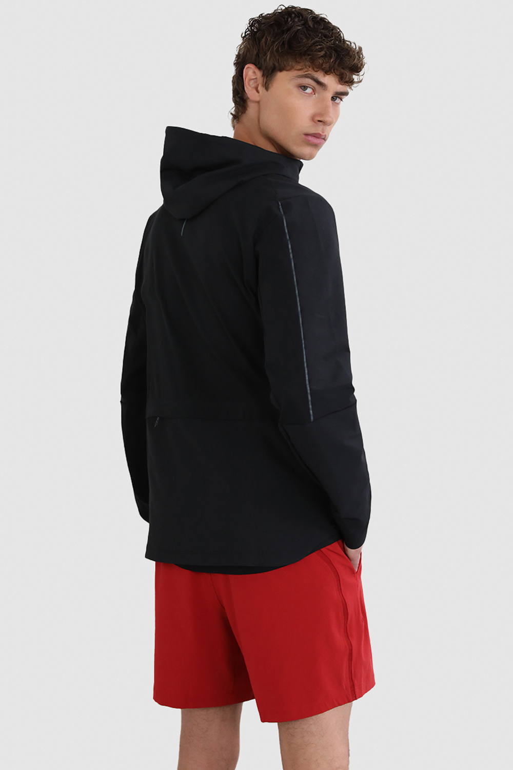 תמונת דוגמן אחורית של Warp Light Packable Jacket