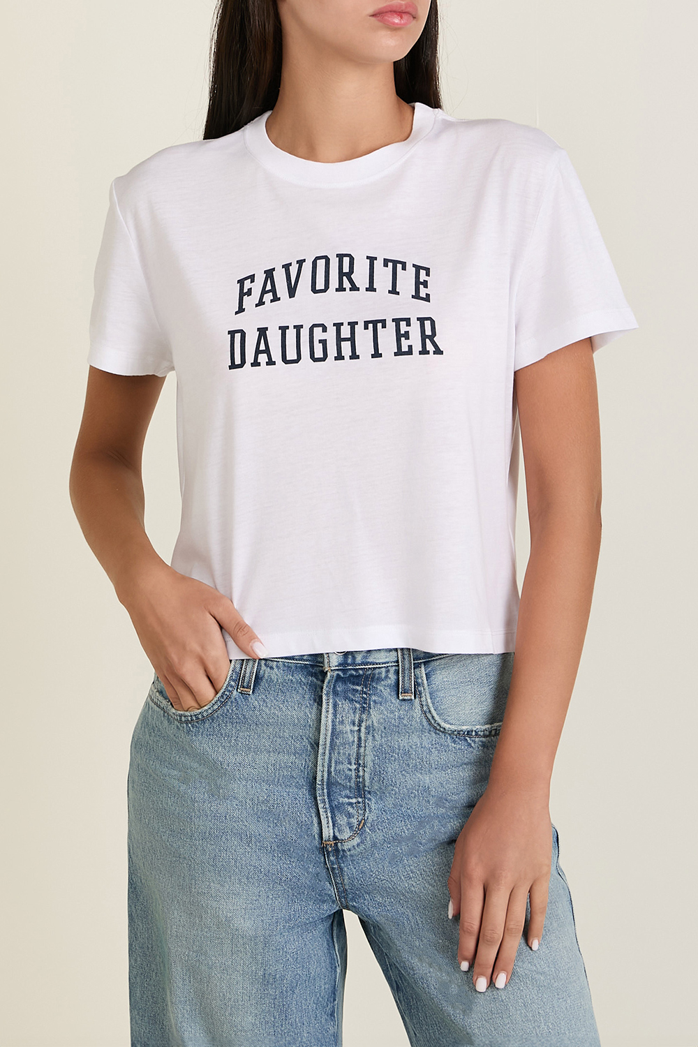 תמונת דוגמן קידמית של חולצת טי קרופ FAVORITE DAUGHTER