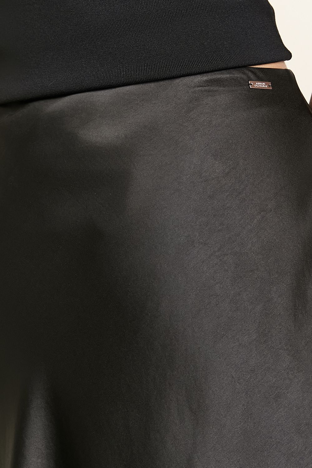 תמונת תקריב דוגמן של חצאית סאטן ARMANI EXCHANGE