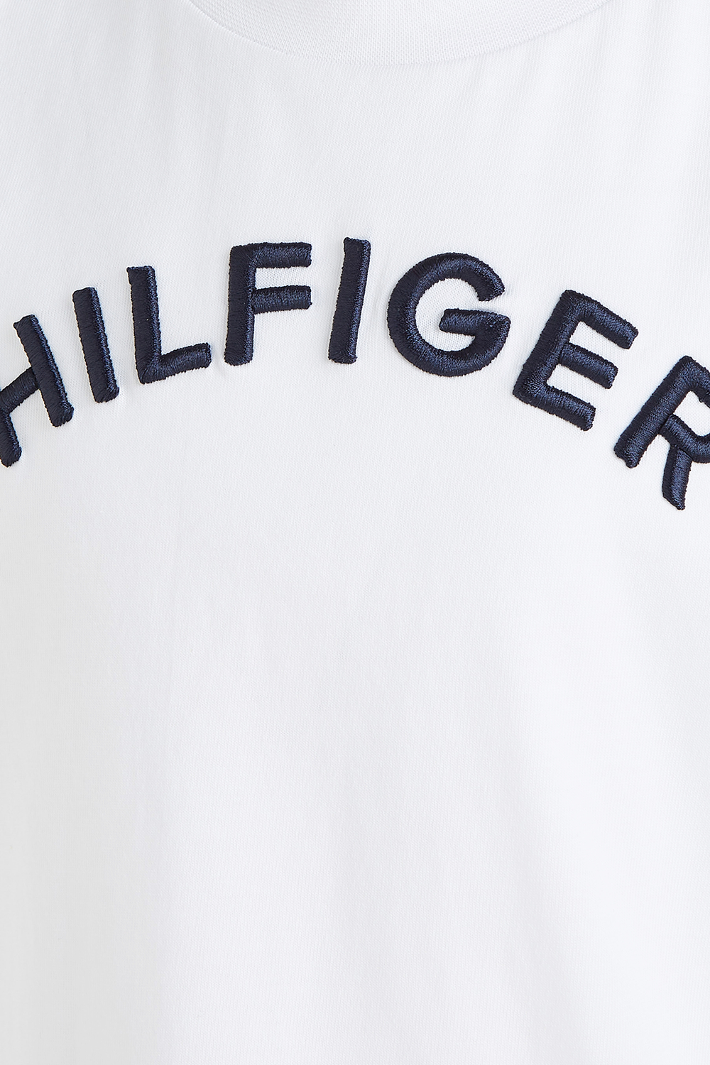 תמונת תקריב של חולצת טי עם רקמה - גילאי 8-16 TOMMY HILFIGER KIDS