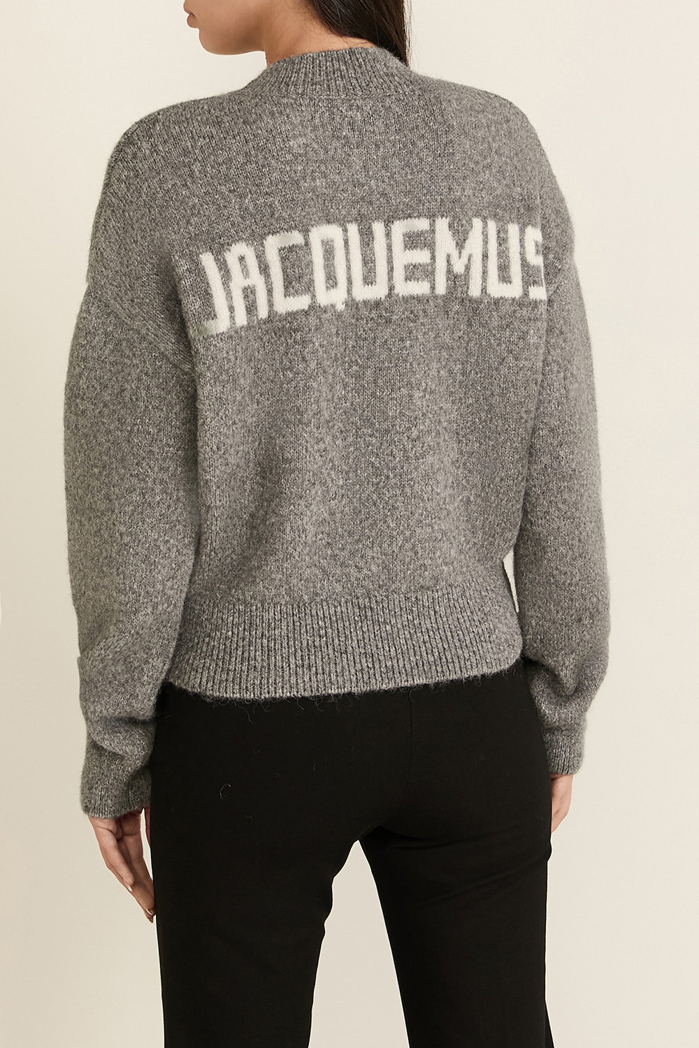תמונת דוגמן אחורית של סריג קרופ JACQUEMUS