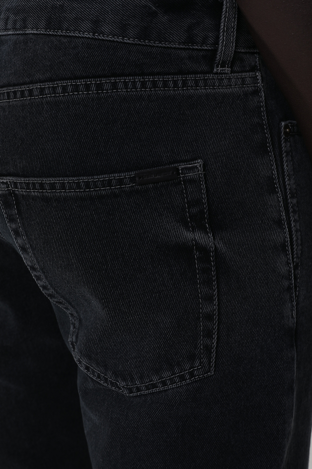 תמונת תקריב דוגמן של מכנסי ג'ינס סלים SAINT LAURENT