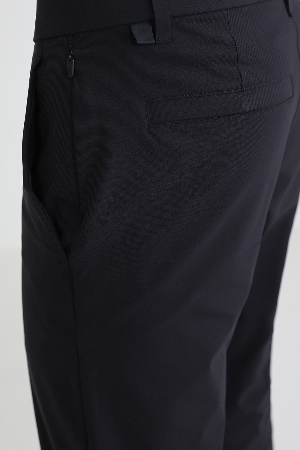 תמונת תקריב דוגמן של ABC Slim-Fit Pant 30