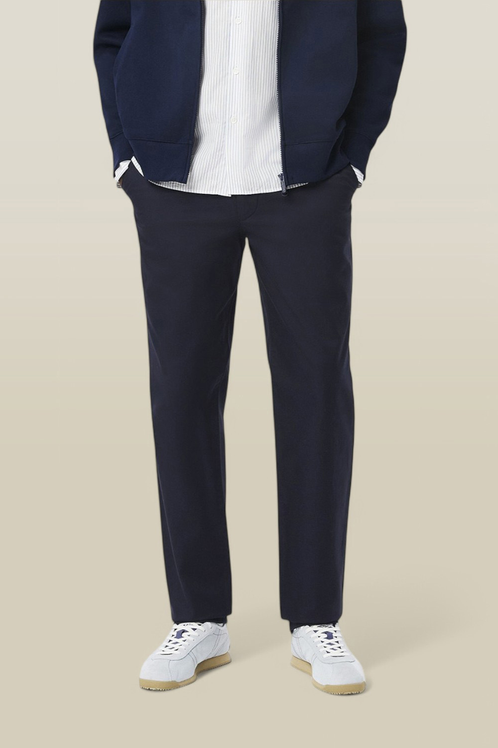 תמונת דוגמן קידמית של מכנסי צ'ינו LACOSTE