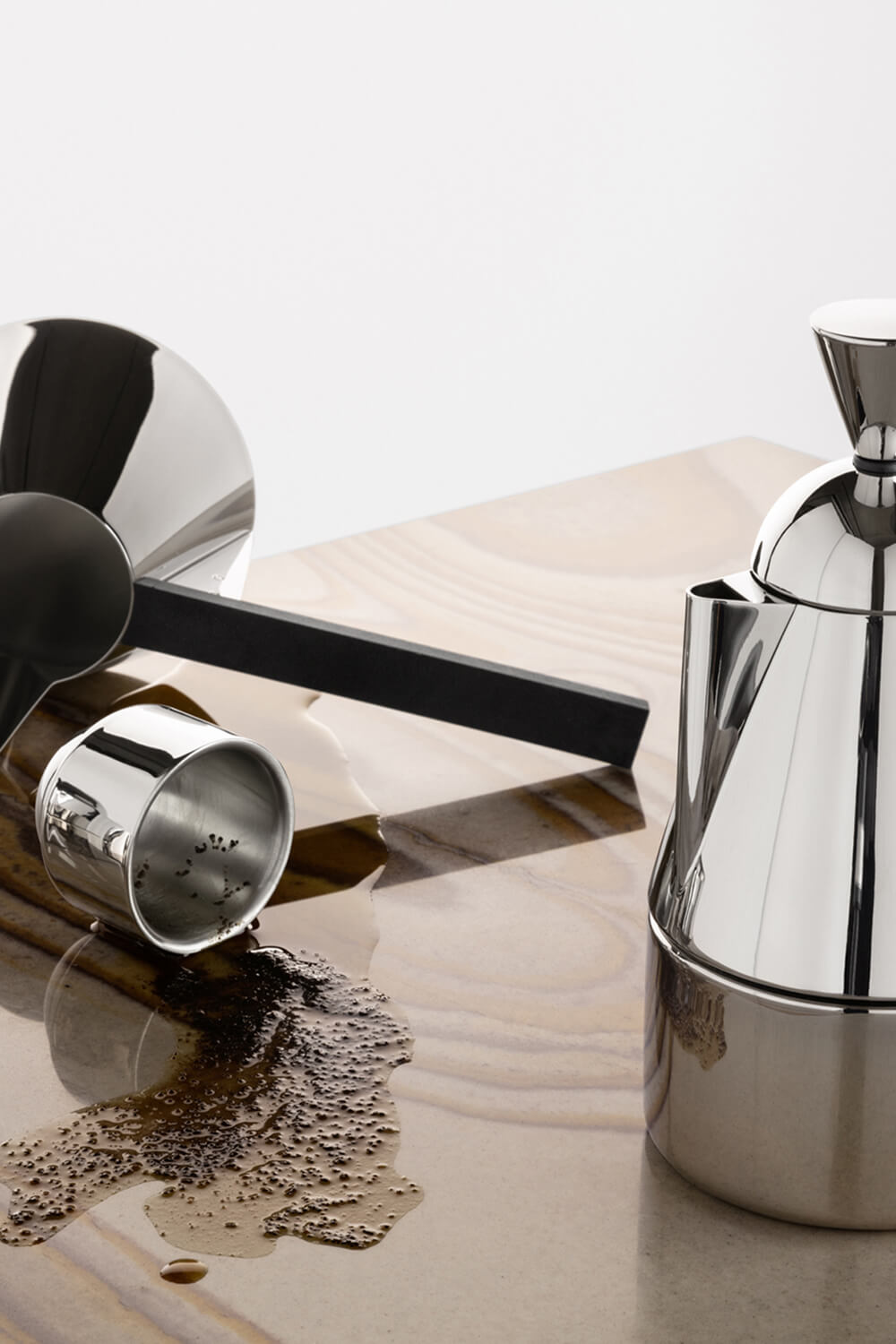 תמונת אווירה של קומקום כסוף עם ידית ארוכה TOM DIXON