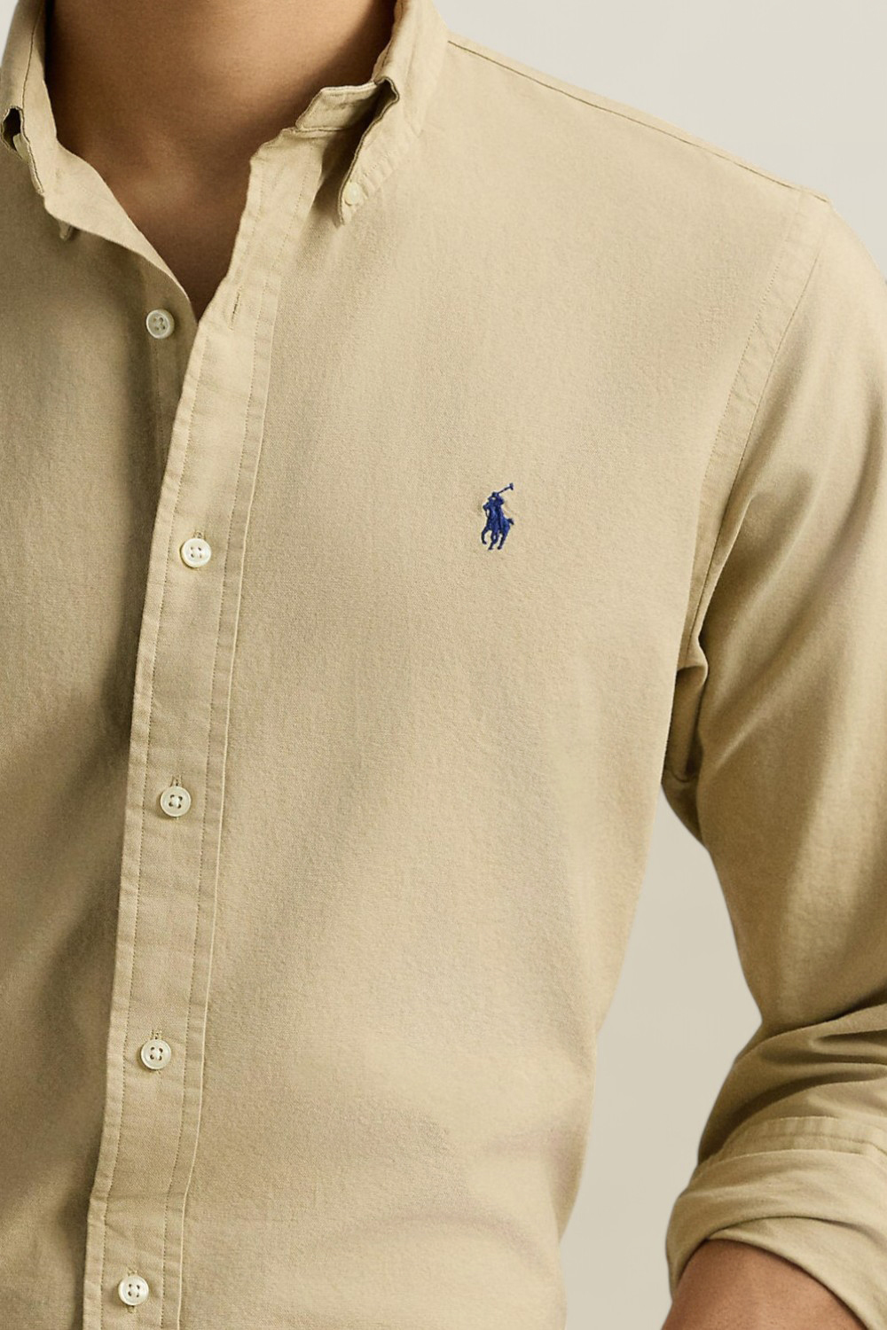 תמונת תקריב דוגמן של חולצה מכופתרת סלים פיט POLO RALPH LAUREN