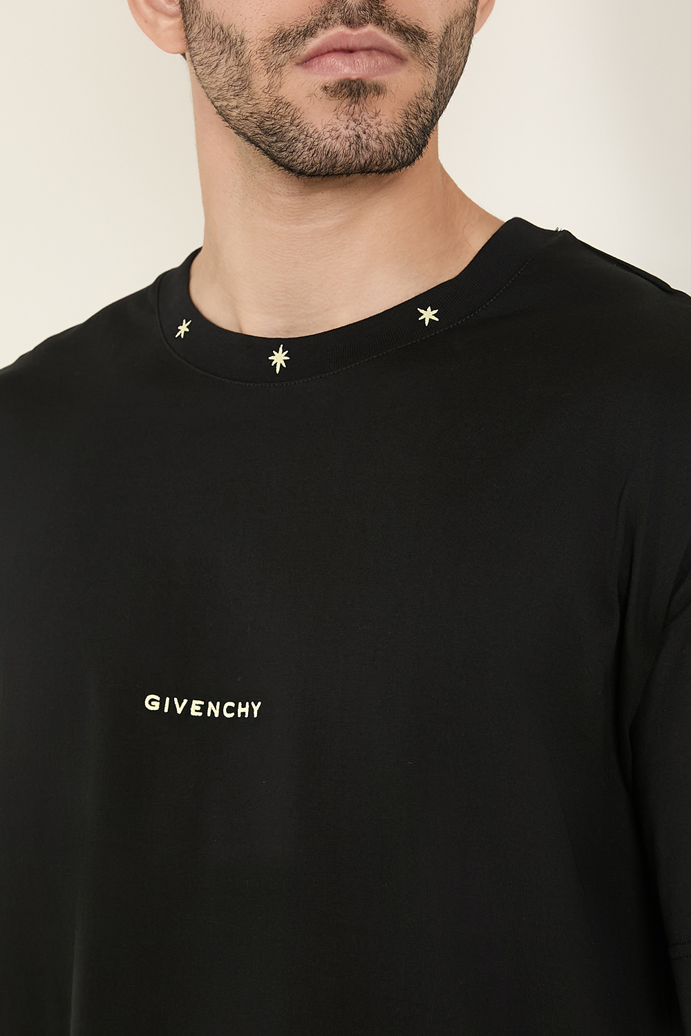 תמונת תקריב דוגמן של חולצת טי GIVENCHY