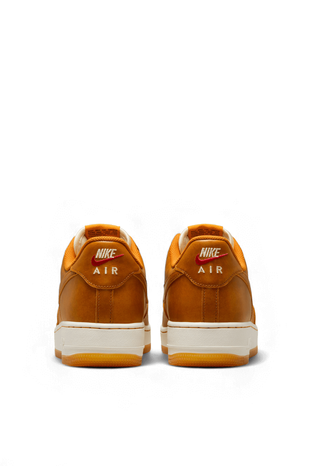 תמונת תקריב של נעלי סניקרס אייר פורס 1 NIKE