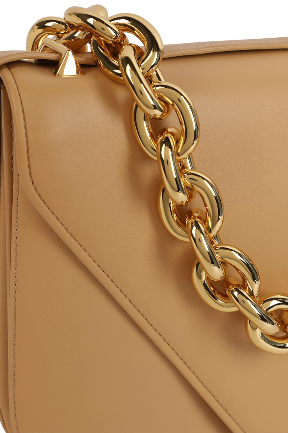 תמונת תקריב של תיק רפאלו חום עם שרשרת זהובה BOTTEGA VENETA