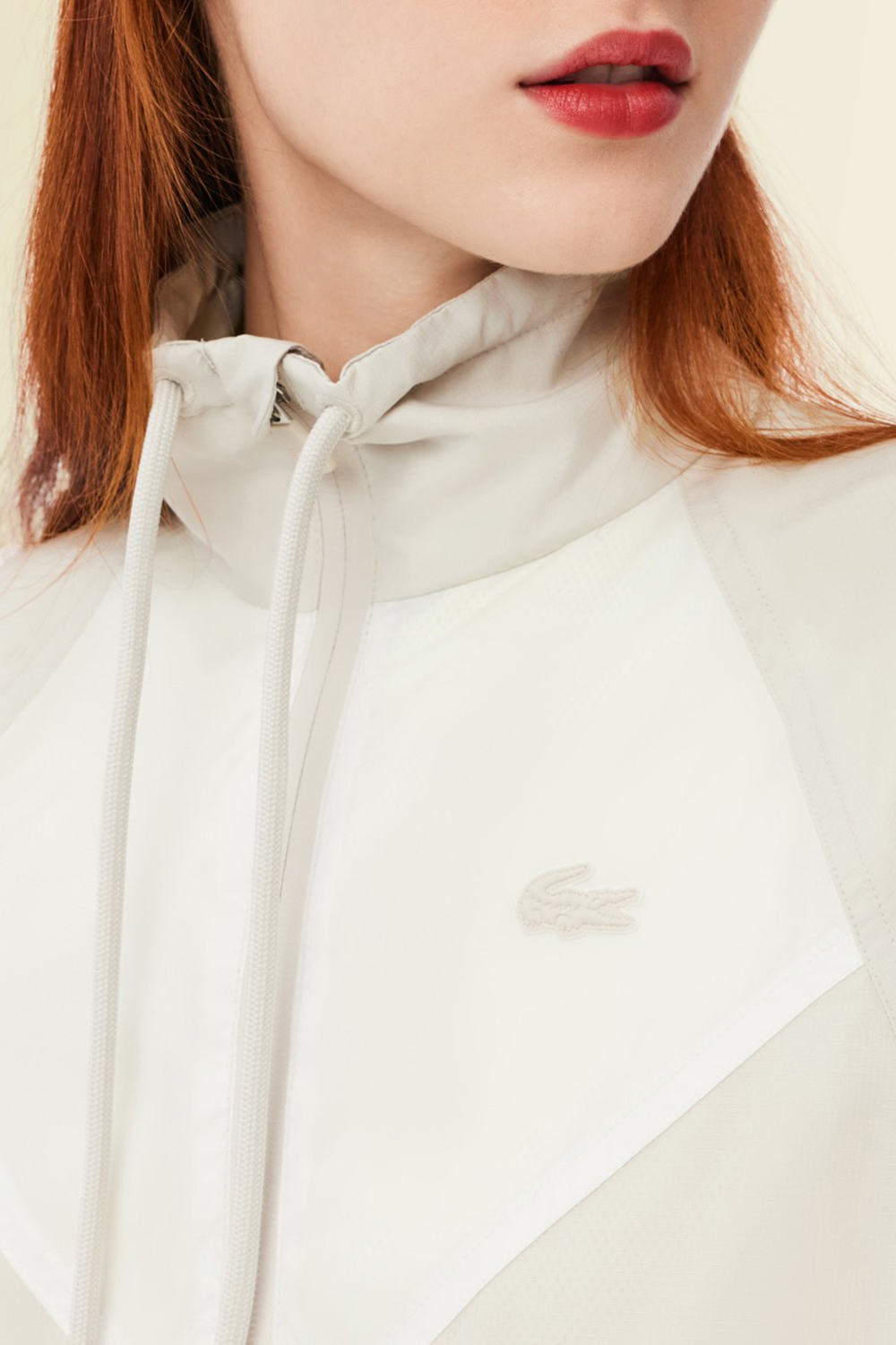 תמונת תקריב דוגמן של ז'קט ניילון LACOSTE