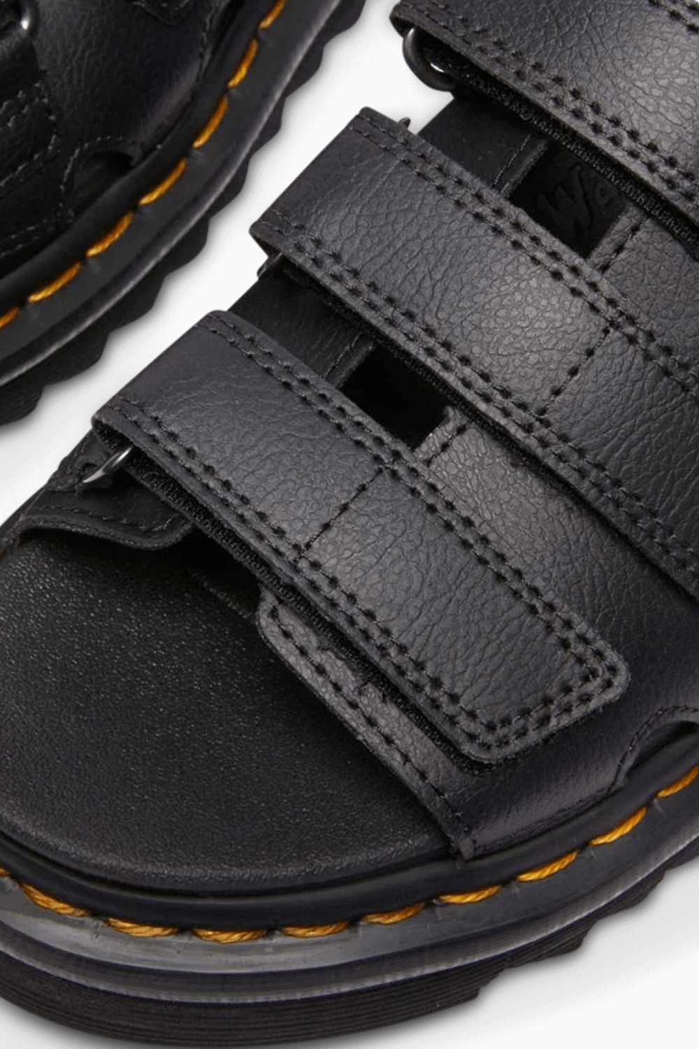 תמונת תקריב של כפכפי סליידס DR.MARTENS