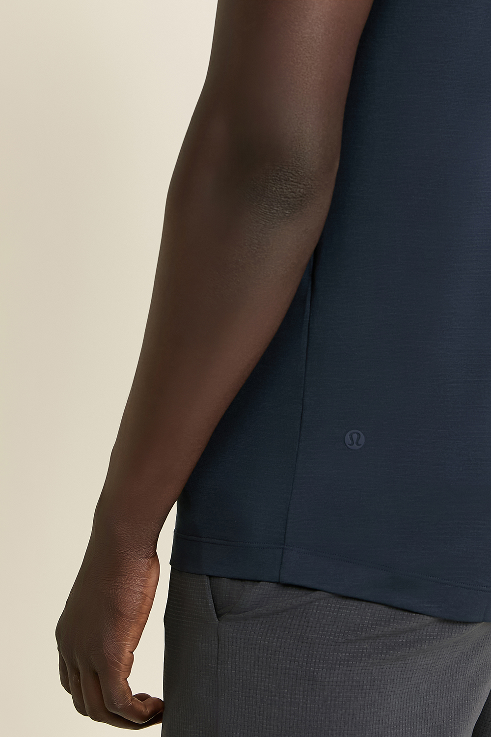 תמונת תקריב דוגמן של Evolution Polo Shirt LULULEMON