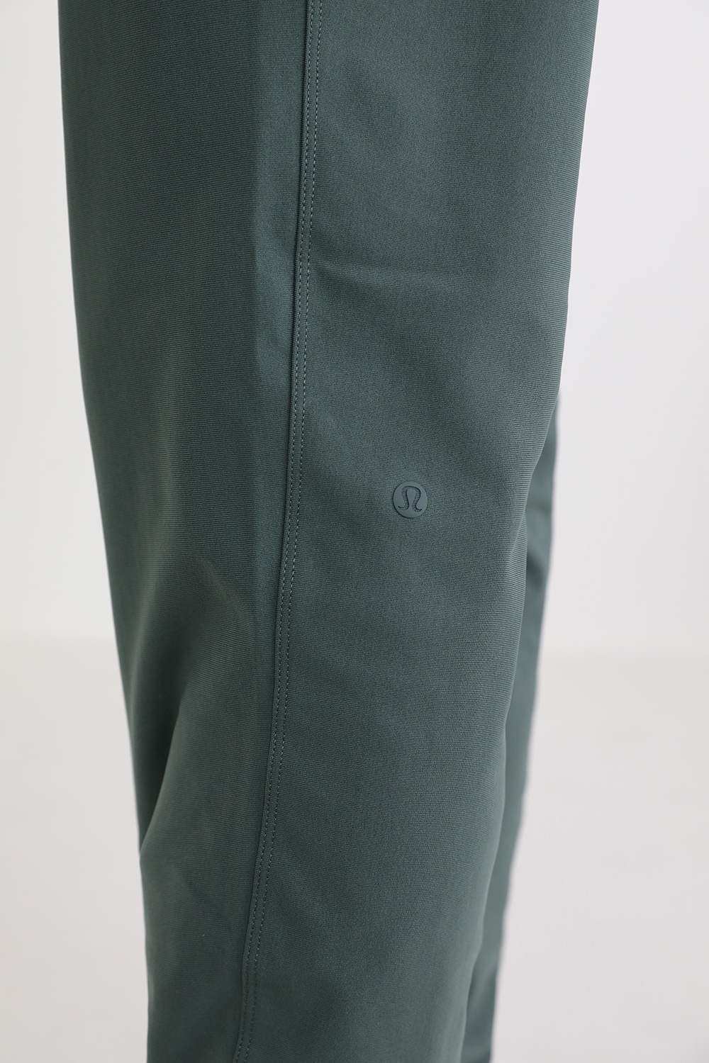תמונת תקריב דוגמן של ABC Jogger