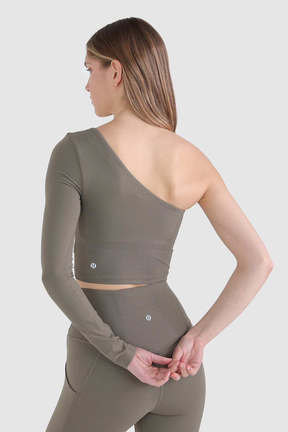 תמונת דוגמן אחורית של Align™ Asymmetrical Long-Sleeve Shirt B/C Cups LULULEMON