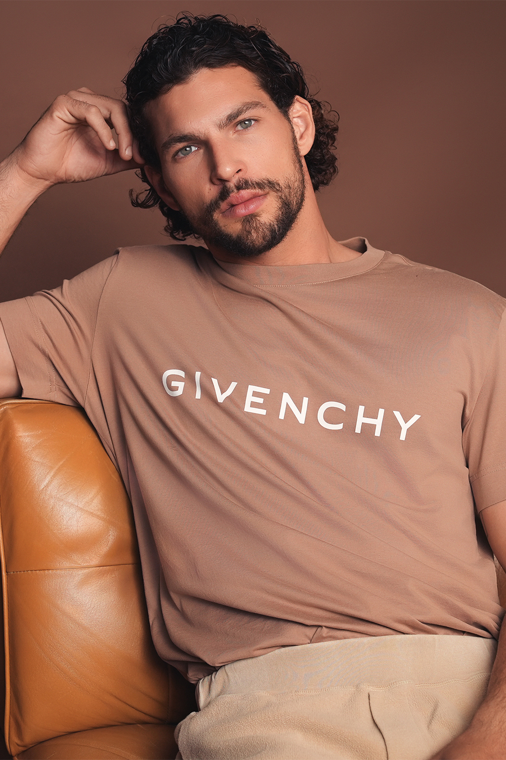 תמונת אווירה של חולצת טי GIVENCHY