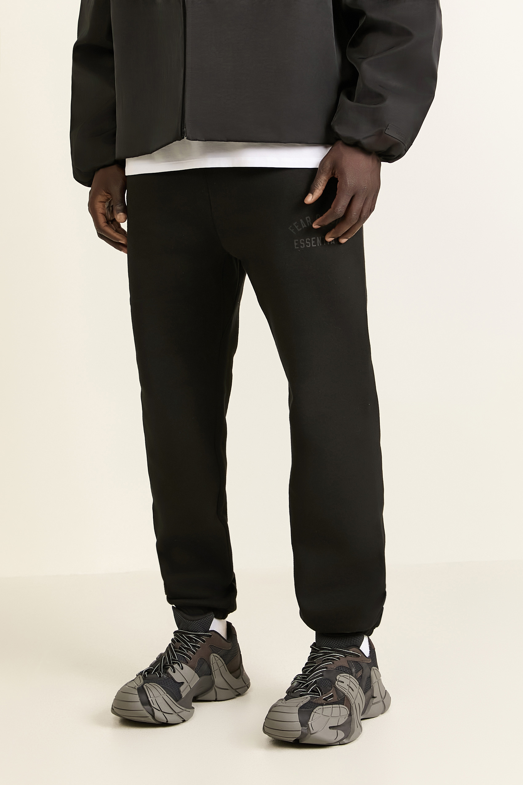 תמונת דוגמן קידמית של מכנסי ג'וגר FEAR OF GOD ESSENTIALS