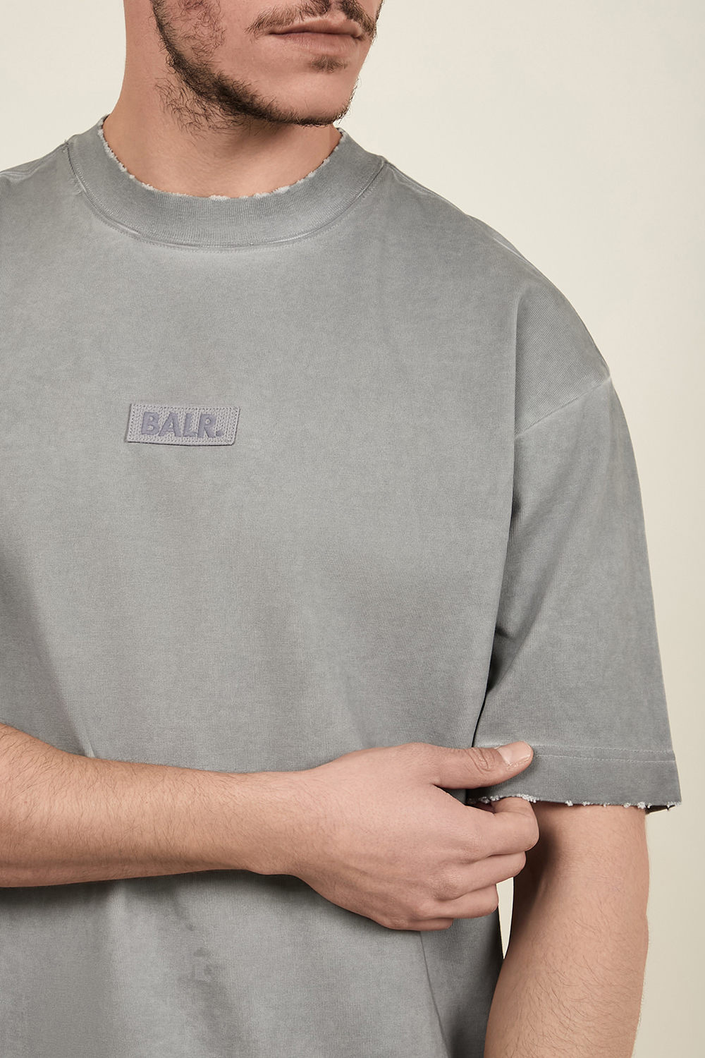 תמונת תקריב דוגמן של חולצת טי אוברסייז BALR