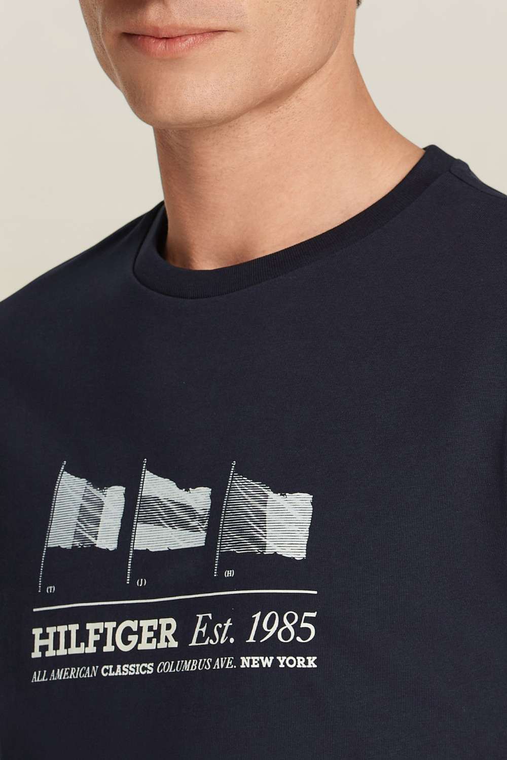 תמונת תקריב דוגמן של חולצת טי TOMMY HILFIGER