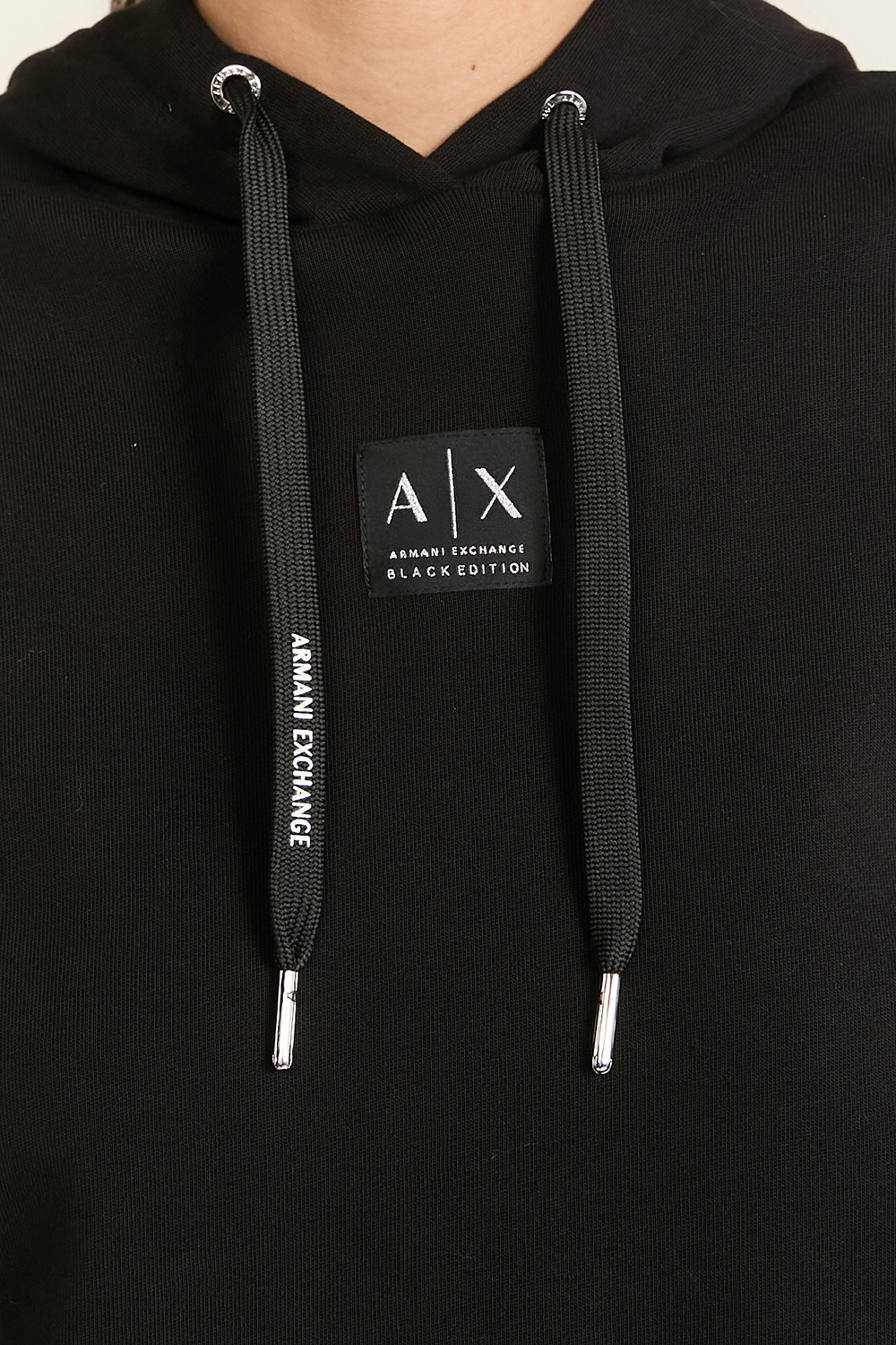 תמונת תקריב דוגמן של סווטשירט קפוצ'ון ARMANI EXCHANGE
