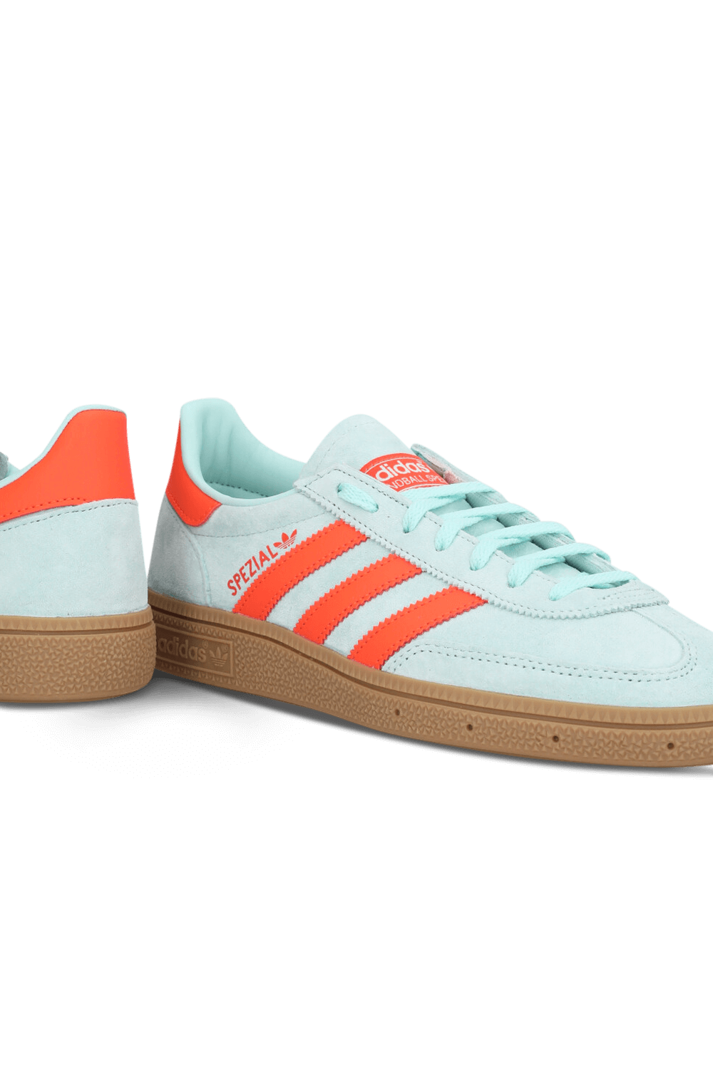 תמונת תקריב של נעלי סניקרס ספזיאל ADIDAS ORIGINALS