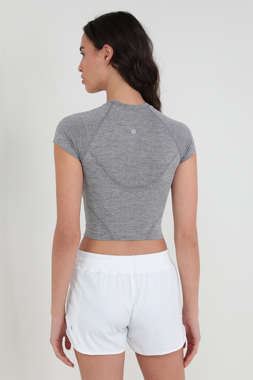 תמונת דוגמן אחורית של Swiftly Tech Cropped Short-Sleeve Shirt 2.0