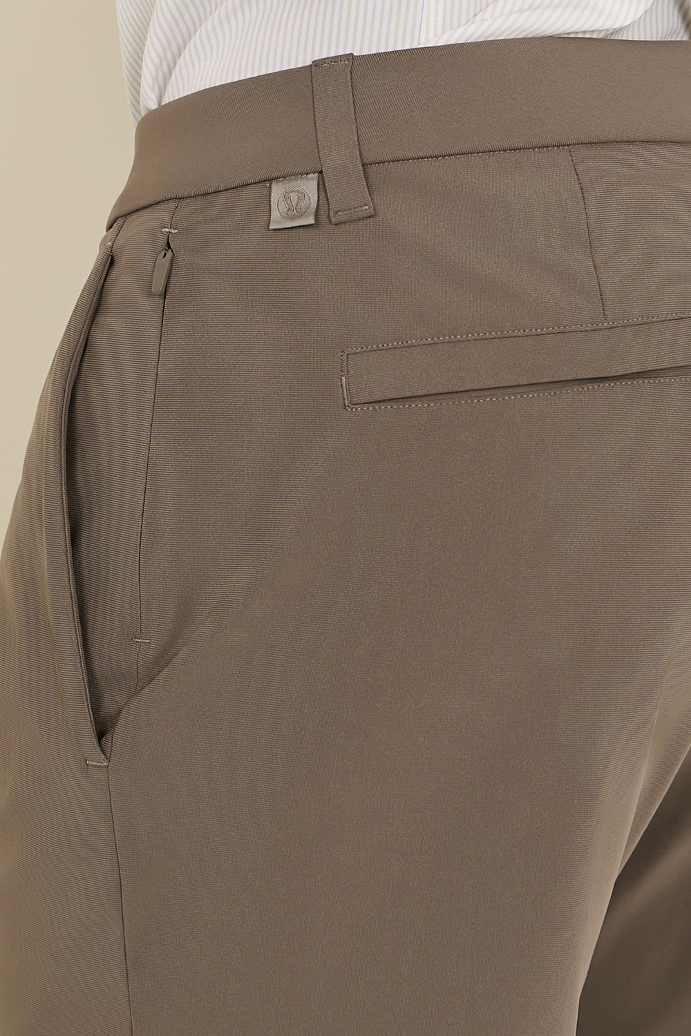 תמונת תקריב דוגמן של ABC Slim-Fit Trouser 32''L Warpstreme LULULEMON