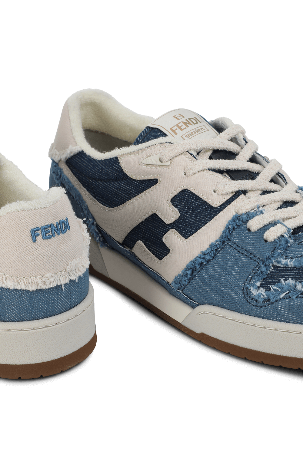 תמונת תקריב של נעלי סניקרס ג'ינס FENDI