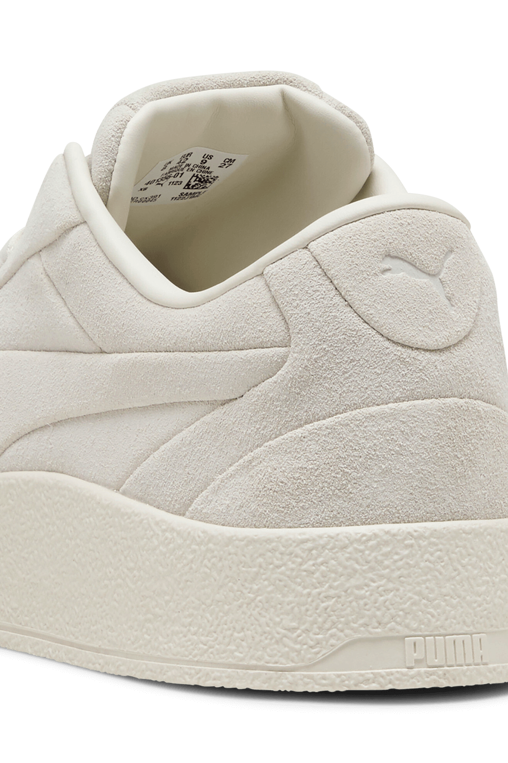 תמונת תקריב של נעלי סניקרס PUMA