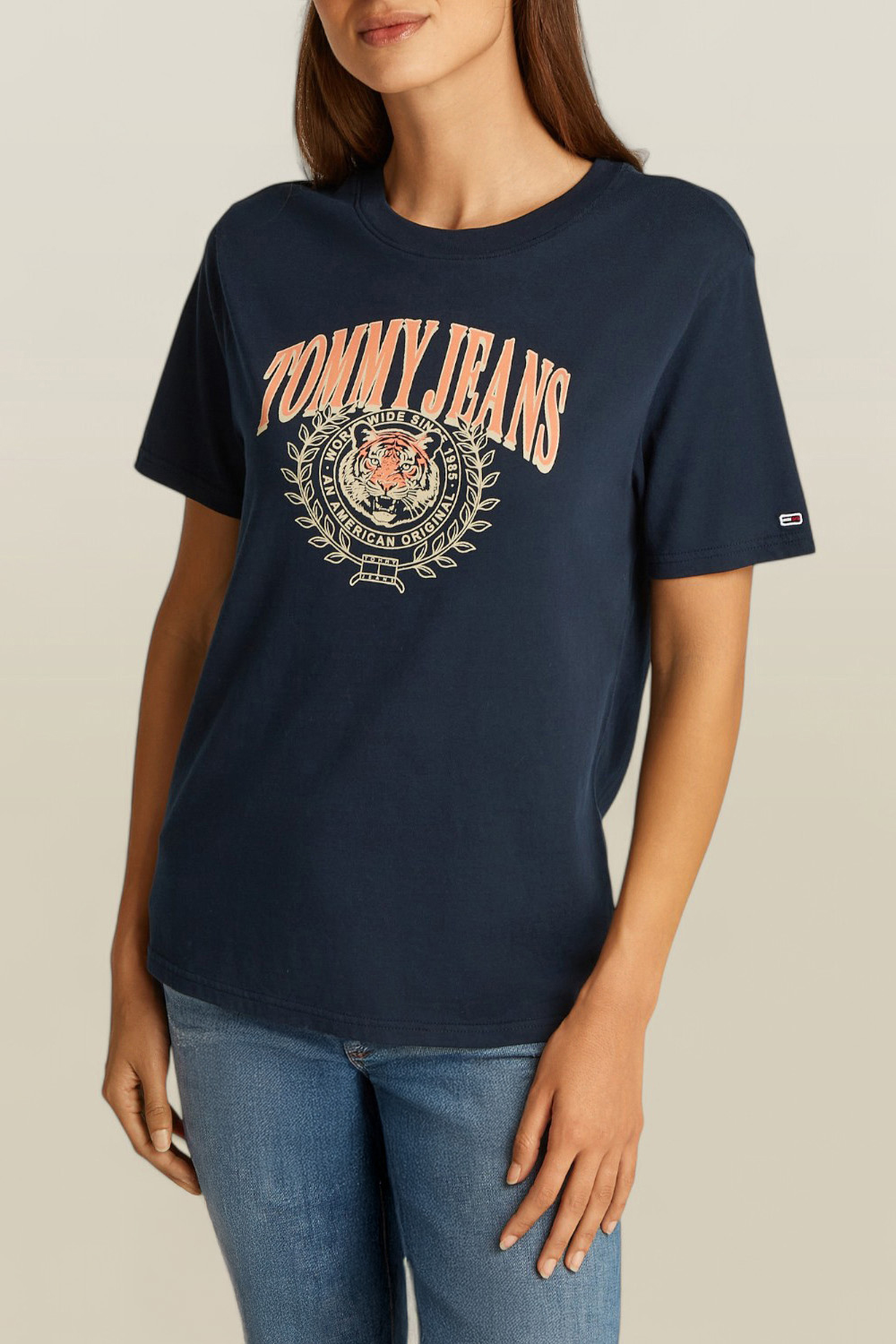 תמונת דוגמן קידמית של חולצת טי TOMMY HILFIGER