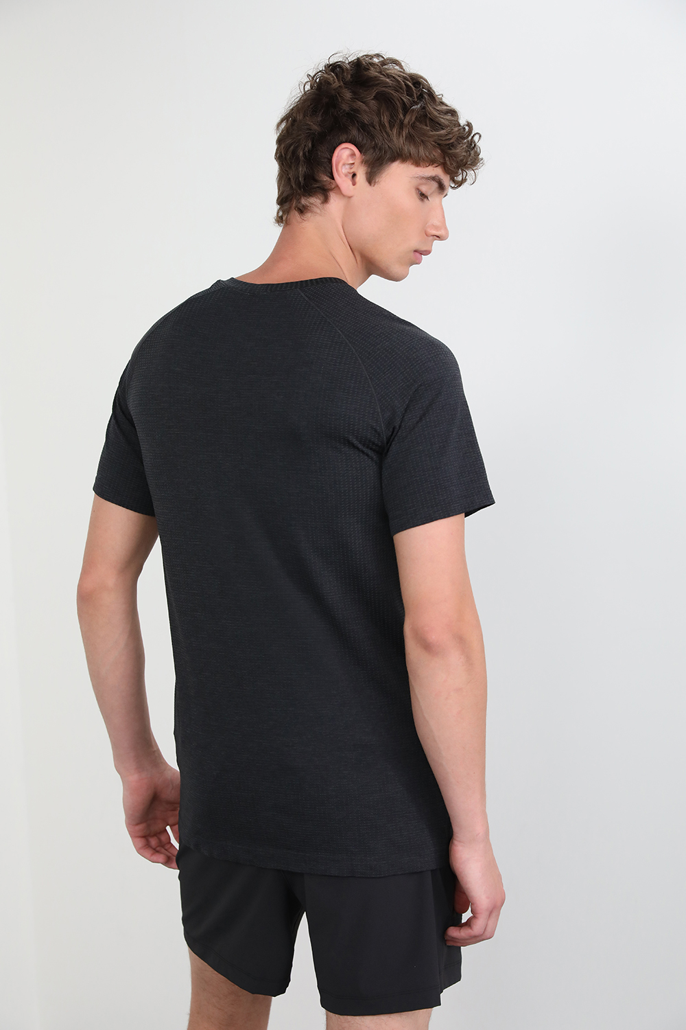 תמונת דוגמן אחורית של Metal Vent Tech Short-Sleeve Shirt