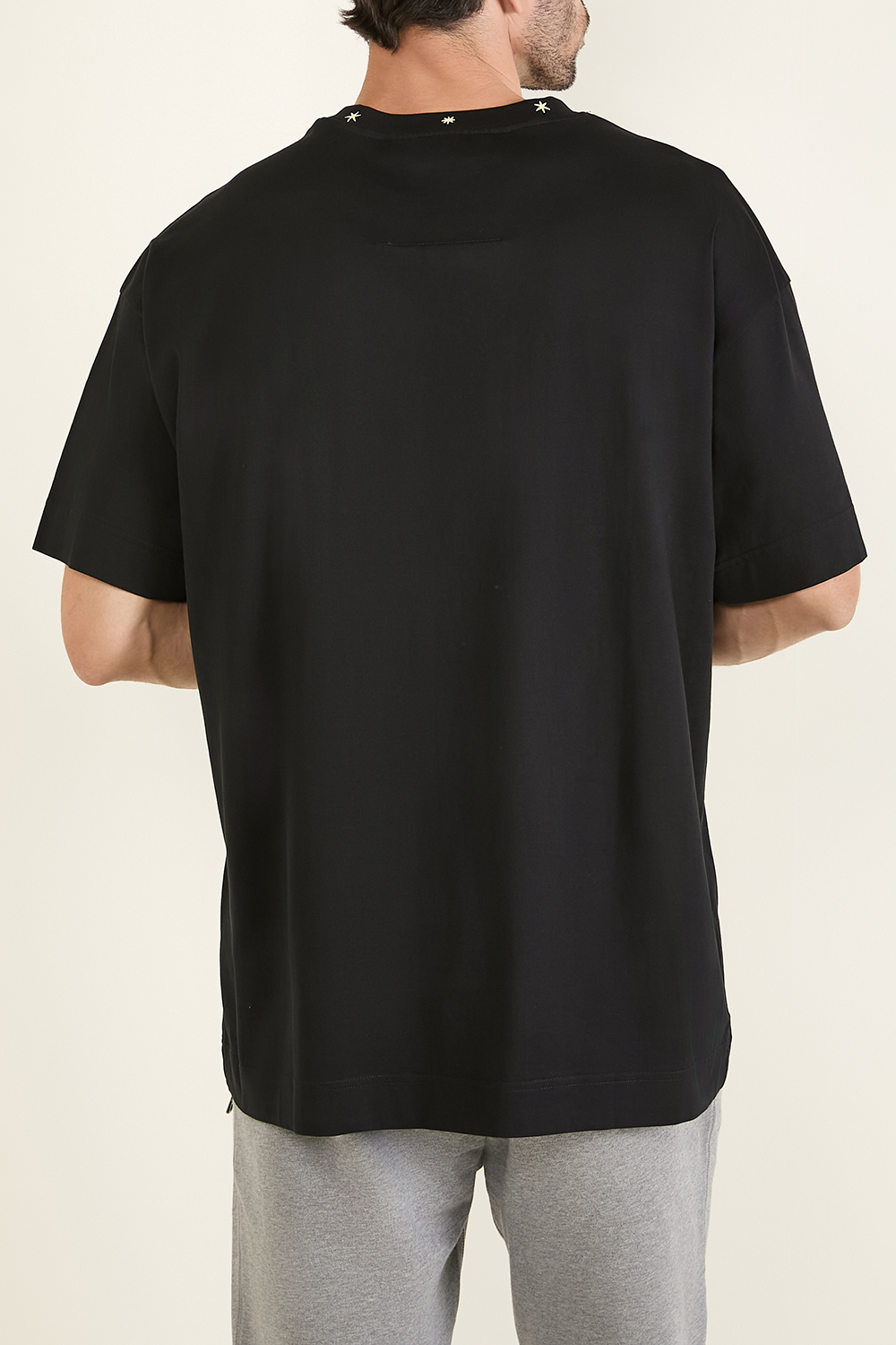 תמונת דוגמן אחורית של חולצת טי GIVENCHY