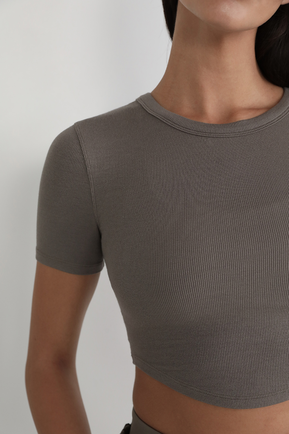 תמונת תקריב דוגמן של Hold Tight Cropped T-Shirt